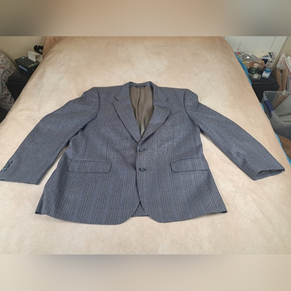 Burberry Gray Blazer with Classic Notched Lapel and Sophisticated Texture - Picture 11 of 16
